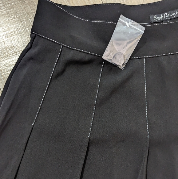 Smak Parlour Plus Size Black Pleated Mini Skirt - 1X/16 - Picture 4 of 4
